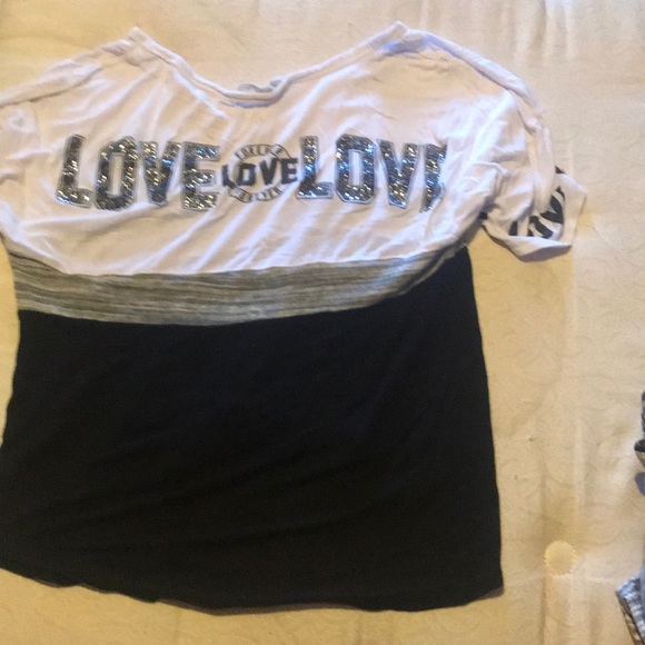 Black and white love shirt never worn - Picture 2 of 2